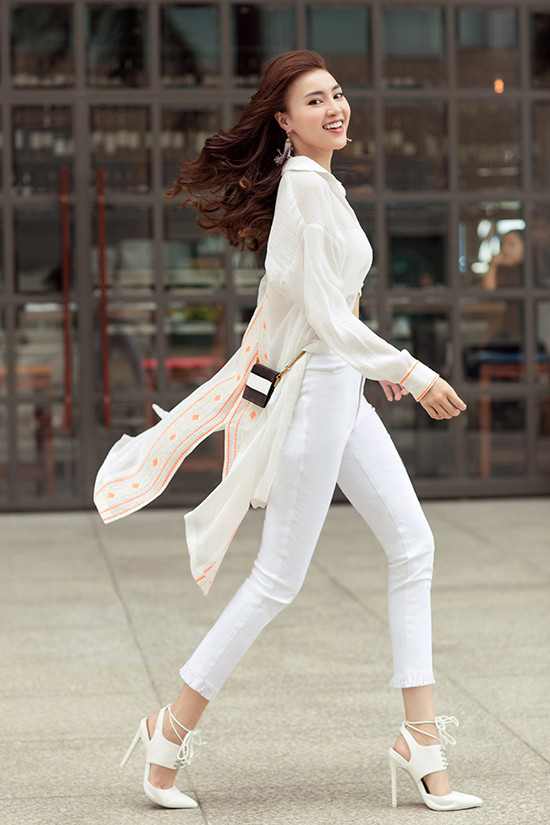 Sơ mi dáng dài, xẻ tà phối cùng crop-top, quần skinny mang lại hình ảnh trẻ trung, bay bổng cho phái đẹp khi xuống phố. Sơ mi dáng dài, xẻ tà phối cùng crop-top, quần skinny mang lại hình ảnh trẻ trung, bay bổng cho phái đẹp khi xuống phố.