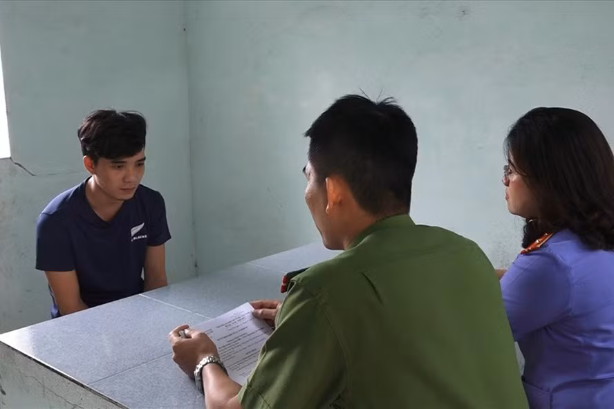 Đối tượng Hùng tại cơ quan công an.