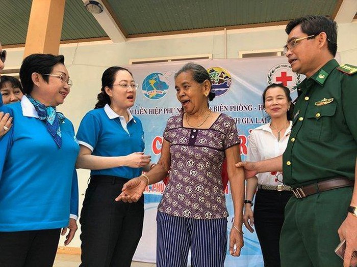 Đại tá Tô Danh Út và Chủ tịch Hội LHPN TP Hồ Chí Minh Nguyễn Thị Ngọc Bích Thăm hỏi bà Ksor Blâm, gia đình chính sách xã Ia Mơr.