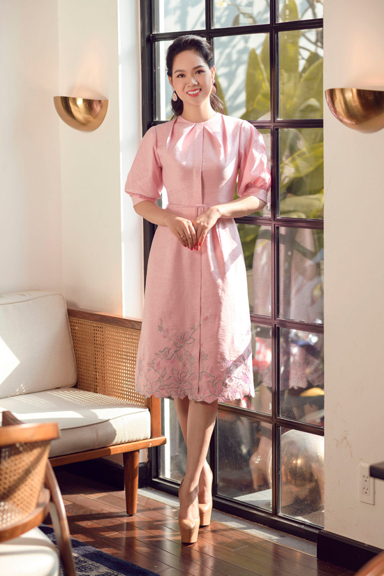Để chuẩn bị cho show diễn sắp tới, Lê Thanh Hòa đã mời rất nhiều hoa hậu, người đẹp nổi tiếng thực hiện các bộ ảnh thời trang.  Để chuẩn bị cho show diễn sắp tới, Lê Thanh Hòa đã mời rất nhiều hoa hậu, người đẹp nổi tiếng thực hiện các bộ ảnh thời trang.