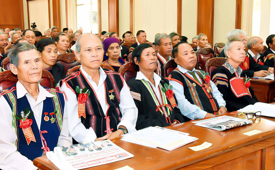 Các gia làng về dự hội nghị. Ảnh: Đức Thụy