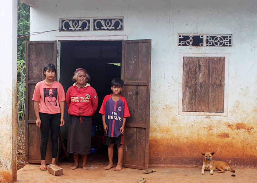  2 chị em Siu H'Bắc, Siu Nam sống cùng bà ngoại trong căn nhà đã xuống cấp. Ảnh: H.P