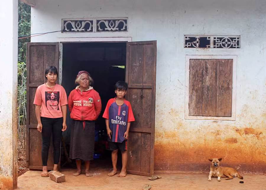  2 chị em Siu H'Bắc, Siu Nam sống cùng bà ngoại trong căn nhà đã xuống cấp. Ảnh: H.P