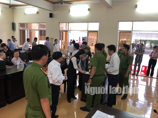 Các bị cáo đang làm thủ tục trước khi về nơi giam giữ Các bị cáo đang làm thủ tục trước khi về nơi giam giữ