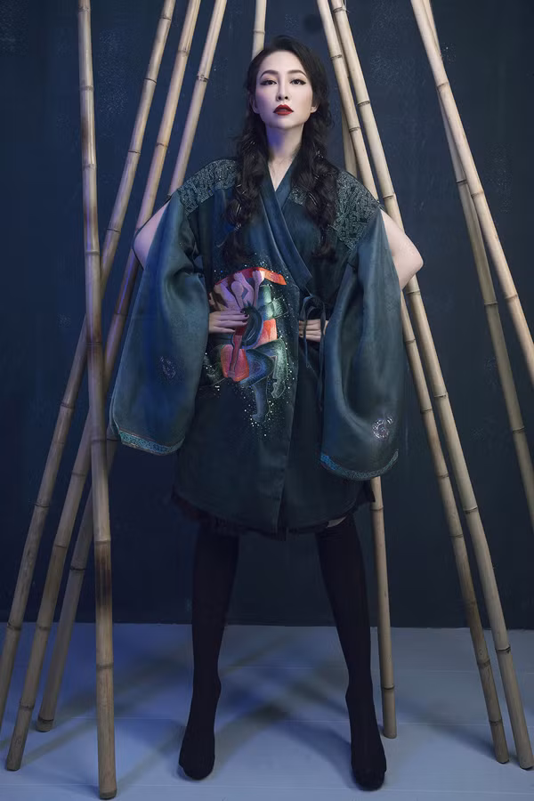  Linh Nga sở hữu gương mặt khả ái, thần thái sang trọng và biểu cảm đa dạng nên luôn được nhiều nhà thiết kế mời làm 'nàng thơ'. NTK Vũ Việt Hà cũng không ngoại lệ. Anh cho rằng vẻ đẹp của 'gái một con' phảng phất cả nét truyền thống và hiện đại theo quan điểm của người phương Đông. 