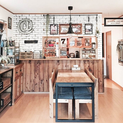 Vốn là người khéo léo lại có chút kiến thức về nghề mộc, chủ nhân đã tự tay thiết kế hệ thống tủ bếp bằng gỗ tiện lợi. Vốn là người khéo léo lại có chút kiến thức về nghề mộc, chủ nhân đã tự tay thiết kế hệ thống tủ bếp bằng gỗ tiện lợi.