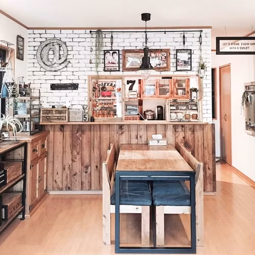  Vốn là người khéo léo lại có chút kiến thức về nghề mộc, chủ nhân đã tự tay thiết kế hệ thống tủ bếp bằng gỗ tiện lợi.