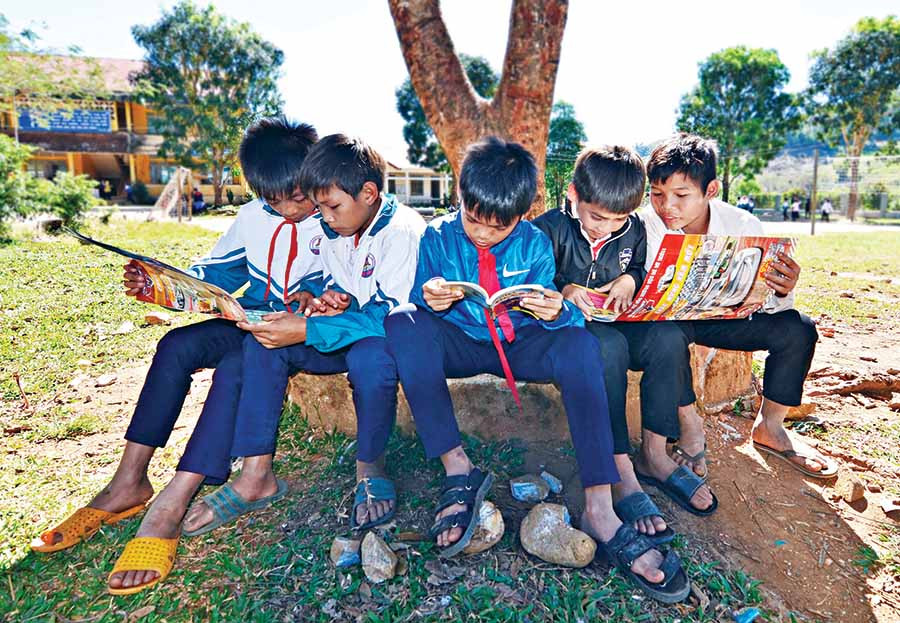  Các em học sinh Trường Tiểu học Bùi Thị Xuân (huyện Chư Sê) say sưa đọc sách. Ảnh: N.B