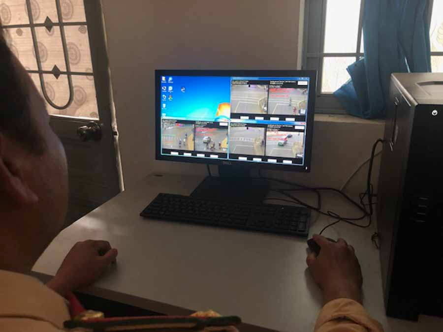  CSGT Pleiku giám sát vi phạm ATGT qua hệ thống camera. Ảnh: Duy Anh
