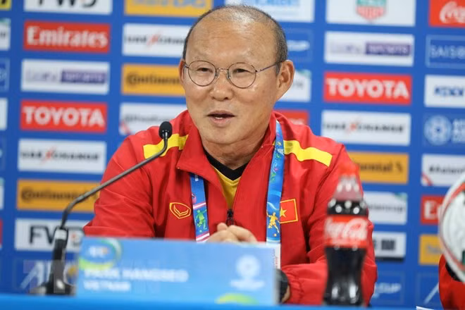 HLV Park Hang Seo phát biểu trước trận đấu gặp đội tuyển Iraq. (Ảnh: Hoàng Linh/TTXVN)