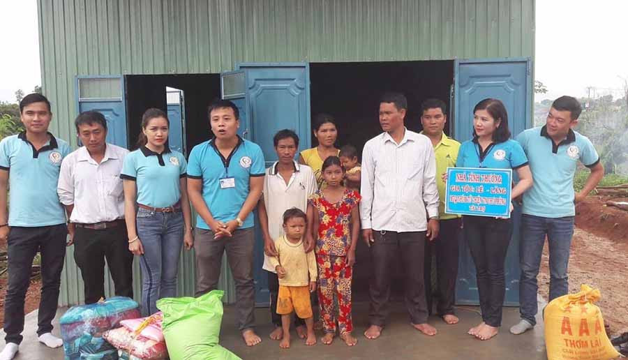  Chị Phan Thị Huyền (thứ 2 từ phải sang) cùng nhóm tặng nhà tình thương cho hộ nghèo. Ảnh: N.H