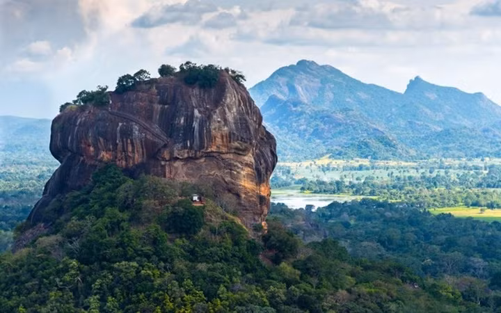 Pháo đài đá Sigiriya là một trong những điểm thu hút khách du lịch nhất tại Sri Lanka. Những du khách ưa mạo hiểm sẽ hứng thú với cầu thang cao chóng mặt để leo lên đỉnh pháo đài. Ảnh: Shutterstock.com