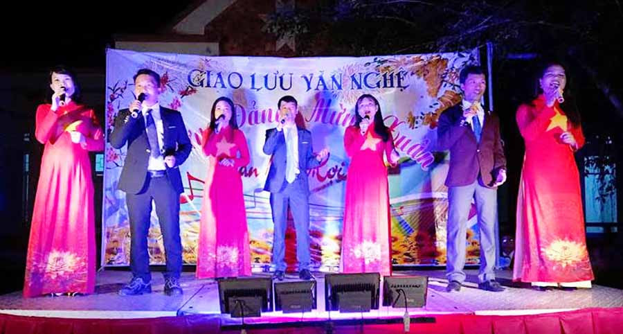 Chương trình văn nghệ “Mừng Đảng-Mừng Xuân” phục vụ bà con Trước Tết Nguyên đán. Ảnh: Hồng Thi Chương trình văn nghệ “Mừng Đảng-Mừng Xuân” phục vụ bà con Trước Tết Nguyên đán. Ảnh: Hồng Thi