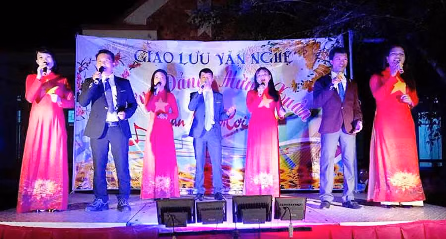  Chương trình văn nghệ “Mừng Đảng-Mừng Xuân” phục vụ bà con Trước Tết Nguyên đán. Ảnh: Hồng Thi