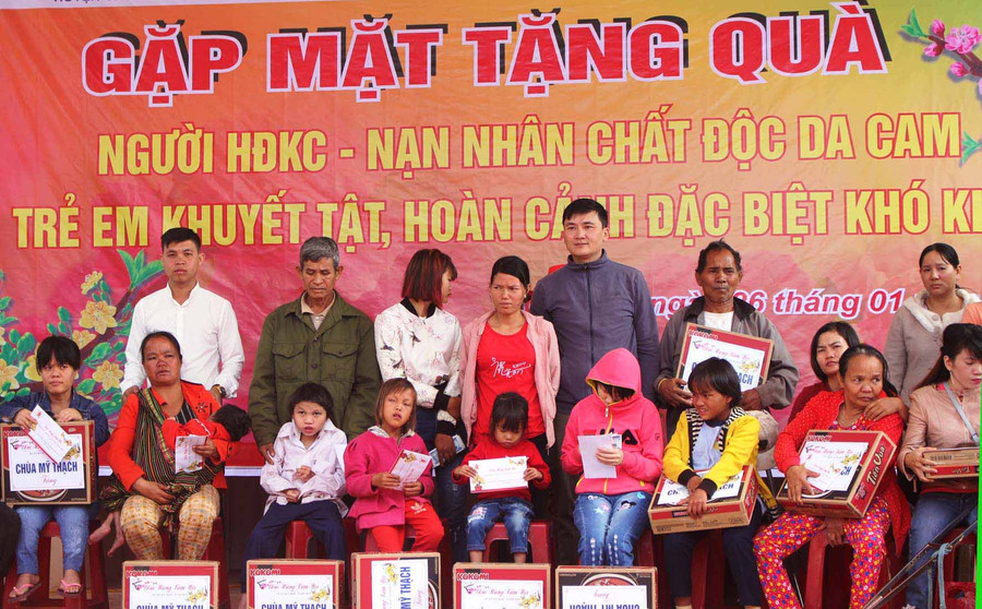 Trao quà cho các gia đình nạn nhân. Ảnh: Hà Phương