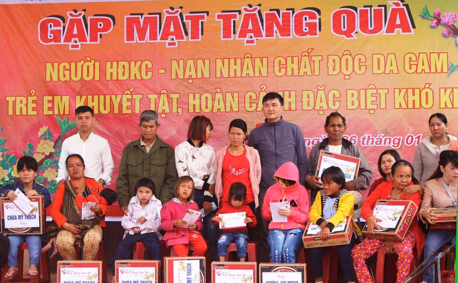 Trao quà cho các gia đình nạn nhân. Ảnh: Hà Phương