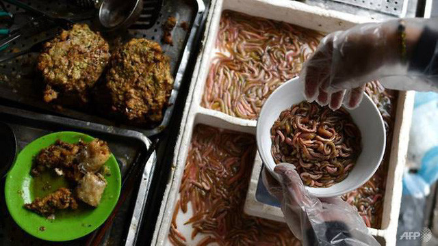 Chả rươi - món ăn "trông thì ghê mà ăn lại mê". Ảnh AFP Chả rươi - món ăn