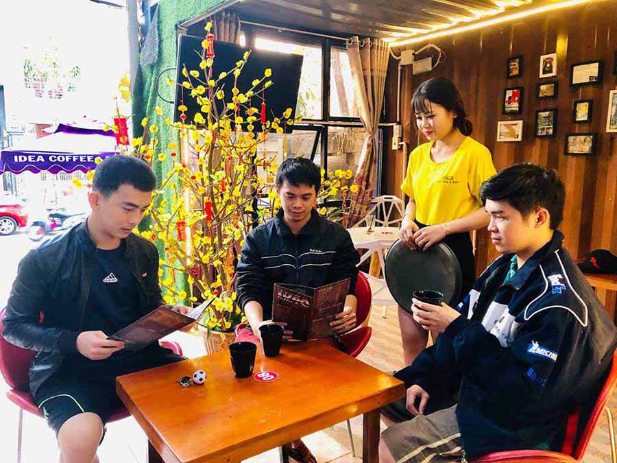 Các quán cà phê thường thiếu nhân viên phục vụ trong dịp Tết. Ảnh: T.B Các quán cà phê thường thiếu nhân viên phục vụ trong dịp Tết. Ảnh: T.B