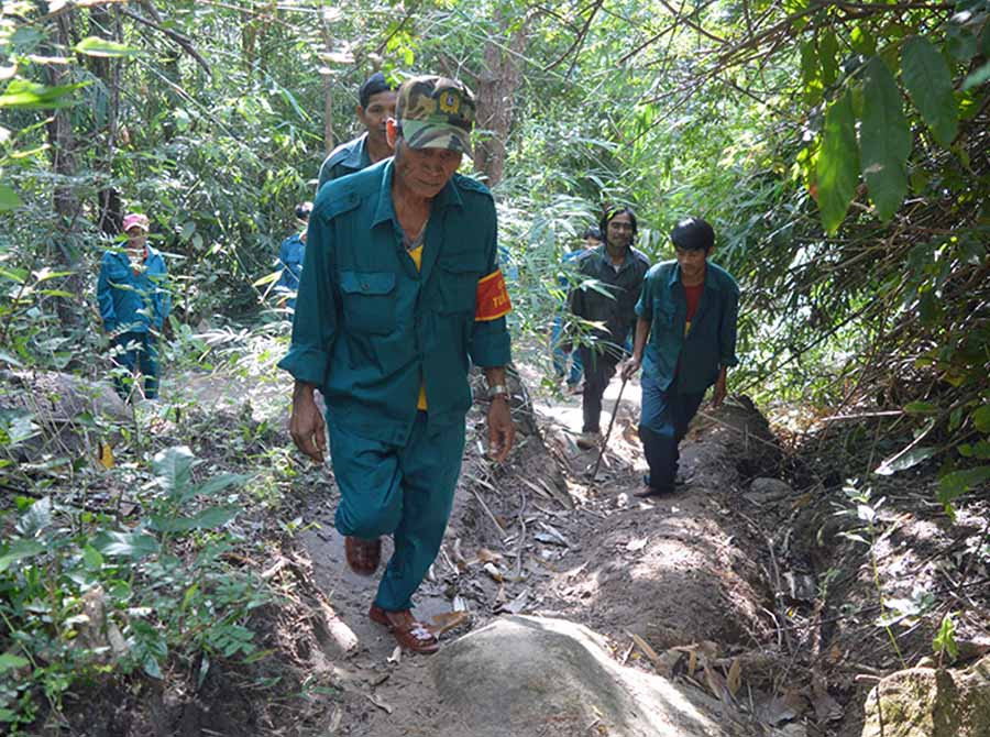  Người dân xã Ia Khươl (huyện Chư Pah) tuần tra bảo vệ rừng. Ảnh: Đ.Y