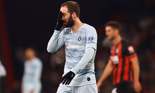Nỗi thất vọng của Higuain trong trận ra mắt Ngoại hạng Anh. Ảnh: Reuters.