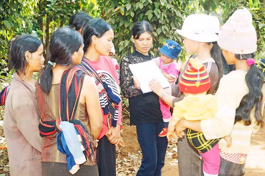  Tuyên truyền công tác dân số-kế hoạch hóa gia đình và tình trạng tảo hôn trong vùng dân tộc thiểu số. Ảnh: Thanh Nhật