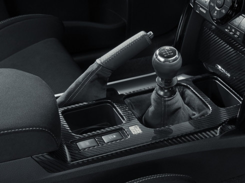 Nhiều chi tiết còn được làm từ carbon. Nhiều chi tiết còn được làm từ carbon.