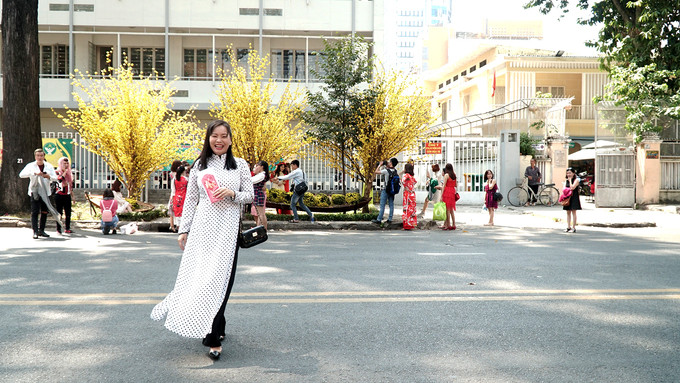 "Xe cộ, người qua lại đông nhưng càng như thế mình lại càng thấy vui khi một cái Tết nữa lại đến", một khách đang sống ở Tân Bình hồ hởi nói. Không chen vào được đoạn phố có trang trí hoa mai, nhiều cô gái chọn góc chụp ở xa.