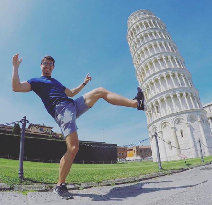 Tháp nghiêng Pisa ở Italy luôn là đề tài sáng tạo cho bất kỳ du khách nào khi tới đây. Đa phần các cách tạo dáng đều mô phỏng việc chống lại 