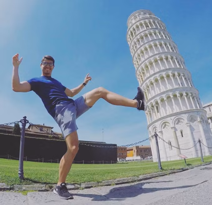 Tháp nghiêng Pisa ở Italy luôn là đề tài sáng tạo cho bất kỳ du khách nào khi tới đây. Đa phần các cách tạo dáng đều mô phỏng việc chống lại 