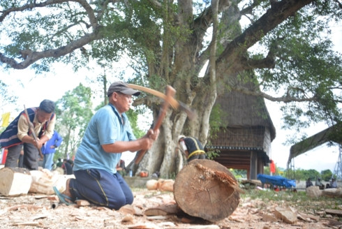 Tạc tượng gỗ dân gian Tây Nguyên