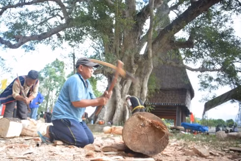 Tạc tượng gỗ dân gian Tây Nguyên