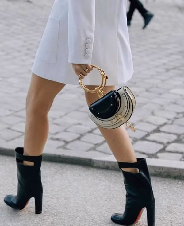  Những túi bán nguyệt của Chloe vẫn tiếp tục 'đốn tim' phái đẹp. Từ kiểu quai túi thiết kế độc đáo đã tạo nên mẫu phụ kiện làm tăng nét cá tính, trẻ trung..