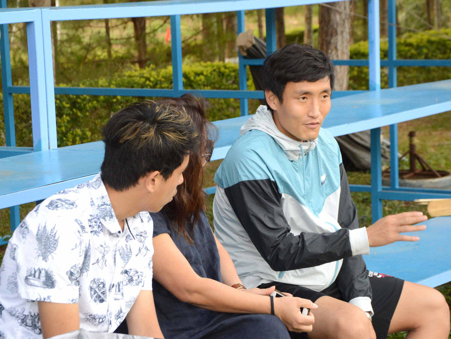 Trung vệ Kim Bong-jin (phải), tân binh của HA.GL ở V.League 2019. Ảnh: Minh Vỹ