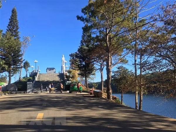  Khuôn viên Biển Hồ. (Ảnh: Hồng Điệp/TTXVN)