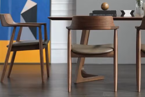 Ghế Hiroshima lounger có phần vai tựa được thiết kế to bản với độ nghiêng phù hợp, phần nệm tạo cong và nghiêng về phía sau. Sự kết hợp này tạo sự thoải mái cho người sử dụng.