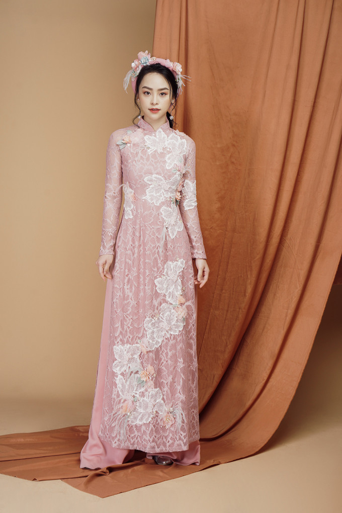 Sắc điệu ngọt ngào, quyến rũ là những gì mà người đối diện sẽ cảm nhận được từ chiếc áo dài ren pastel. Tân nương có thể diện áo với mấn nhỏ cùng tông để thể hiện nét truyền thống. Sắc điệu ngọt ngào, quyến rũ là những gì mà người đối diện sẽ cảm nhận được từ chiếc áo dài ren pastel. Tân nương có thể diện áo với mấn nhỏ cùng tông để thể hiện nét truyền thống.