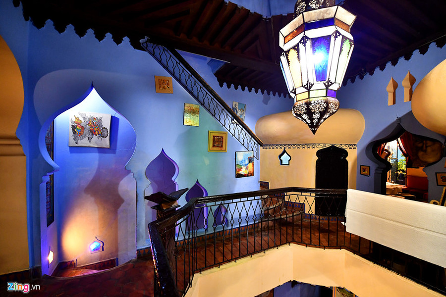 Dưới ánh đèn huyền ảo, màu xanh sẽ tạo nên sự phản chiếu dịu dàng, đem đến sự thư thái cho du khách khi tới Chefchaouen.
