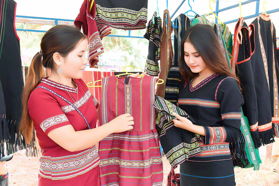 Các sản phẩm thổ cẩm của xã Glar. Ảnh: Đức Thụy Các sản phẩm thổ cẩm của xã Glar. Ảnh: Đức Thụy