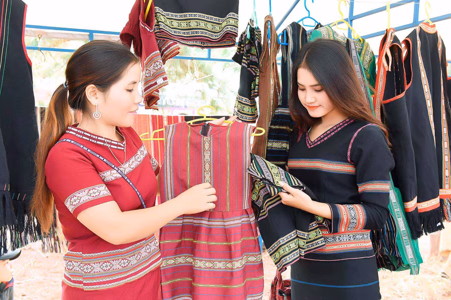 Các sản phẩm thổ cẩm của xã Glar. Ảnh: Đức Thụy