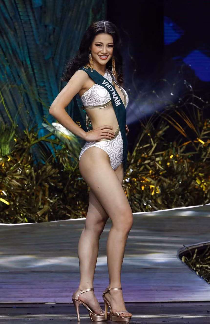 Một cái tên của Việt Nam cũng xuất sắc nằm ở top 5 với 4.082 điểm là Hoa hậu Trái đất 2018 Nguyễn Phương Khánh. Người đẹp hữu chiều cao 1,71m cùng số đo 3 vòng 90-58-93. Với gương mặt xinh đẹp cùng thân hình nóng bỏng, khả năng ngoại ngữ tốt, Phương Khánh luôn tạo được ấn tượng tốt với người hâm mộ quốc tế sau cuộc thi. 