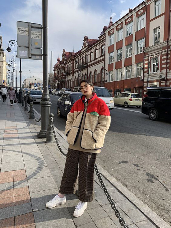 Trái ngược với hình ảnh trang nhã trong các kiểu vest, suits mùa đông việc diện áo khoác free size, trang phục over size được nhiều tín đồ thời trang Hàn Quốc lăng xê. Trái ngược với hình ảnh trang nhã trong các kiểu vest, suits mùa đông việc diện áo khoác free size, trang phục over size được nhiều tín đồ thời trang Hàn Quốc lăng xê.