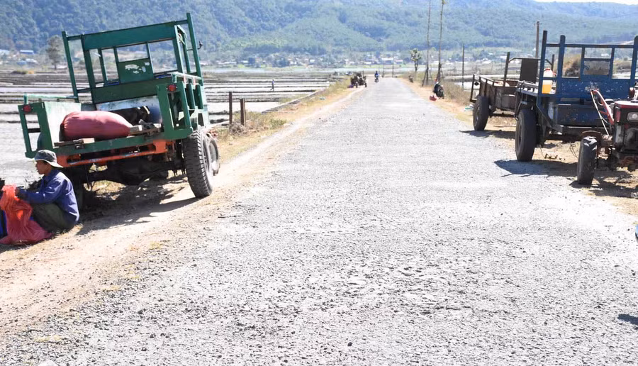 Mặt đường bong tróc, đá nổi lởm chởm gây khó khăn cho các phương tiện qua lại. Ảnh: Hà Phương