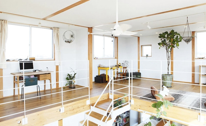 Bàn làm việc đặt tại hành lang, cạnh cửa sổ. Bàn làm việc đặt tại hành lang, cạnh cửa sổ.