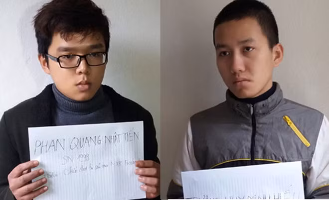  Tiến (trái) và Hiếu tại cơ quan điều tra.