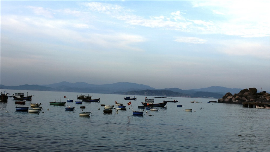 Làng chài nằm ẩn mình dưới hàng dừa rợp mát ven biển. Làng chài nằm ẩn mình dưới hàng dừa rợp mát ven biển.