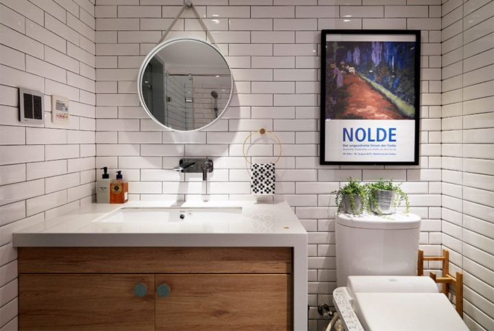 Chiếc gương tròn đặt trên bồn rửa hình chữ nhật, tranh và cây xanh tạo thêm điểm nhấn thú vị cho phòng tắm. Chiếc gương tròn đặt trên bồn rửa hình chữ nhật, tranh và cây xanh tạo thêm điểm nhấn thú vị cho phòng tắm.