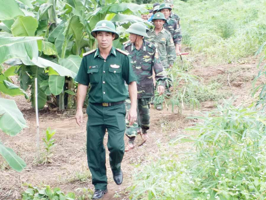  Cán bộ, chiến sĩ Đồn Biên phòng Ia Lốp ra quân nhổ bỏ và tiêu hủy cây cần sa trồng trái phép trên địa bàn đơn vị quản lý. Ảnh: Ngọc Sang