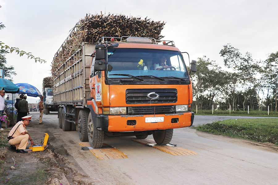 Lực lượng Cảnh sát Giao thông Công an thị xã An Khê kiểm tra tải trọng xe chở mía. Ảnh: N.M Lực lượng Cảnh sát Giao thông Công an thị xã An Khê kiểm tra tải trọng xe chở mía. Ảnh: N.M