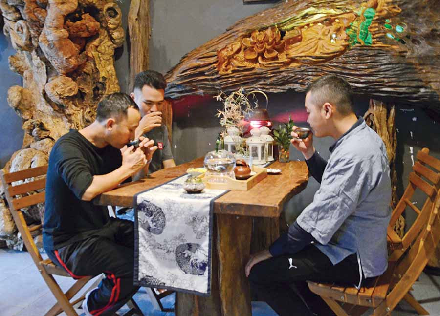  Khách thưởng trà tại trà quán Hồn Gỗ. Ảnh: P.L