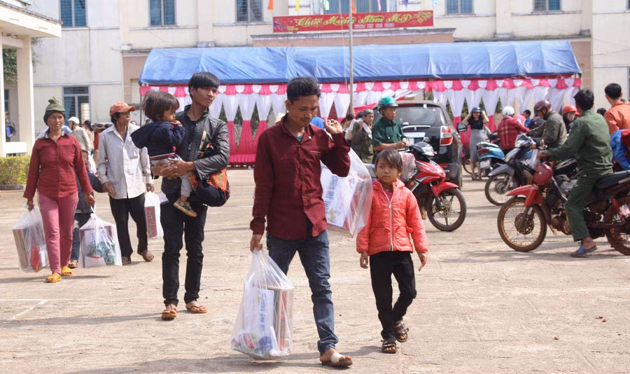 Niềm vui khi được nhận quà trong dịp tết. Ảnh: Hà Phương